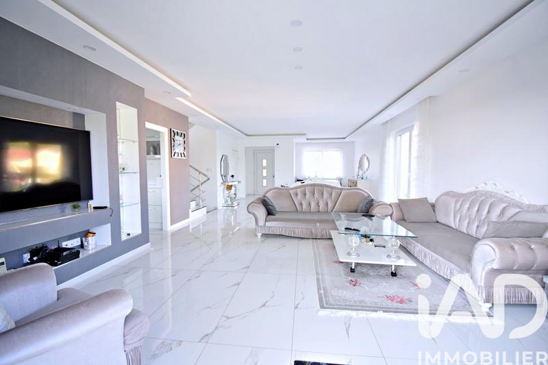 Maison - 211 m² - 8 pièces