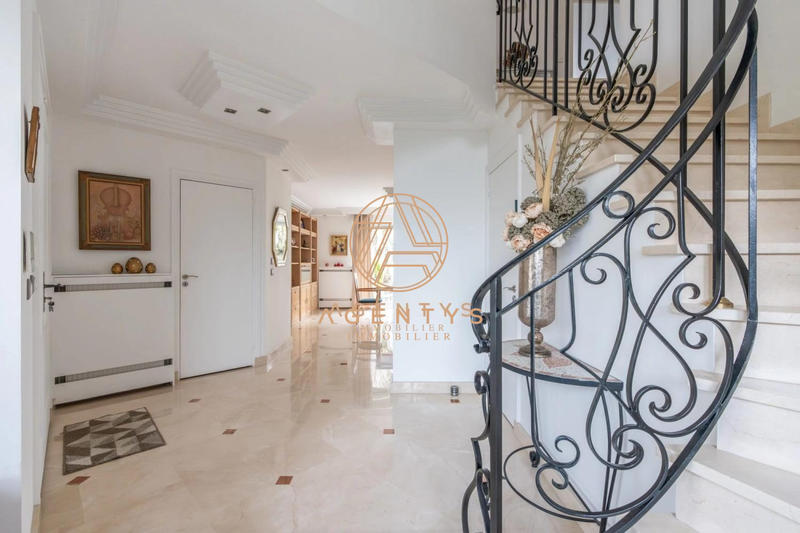 Maison - 205 m² - 8 pièces