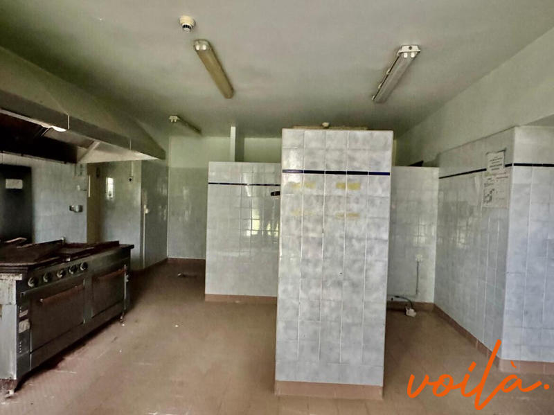 Maison - 1 983 m² - 40 pièces