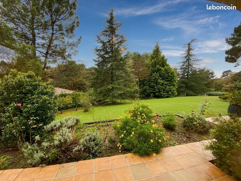 Propriété - 210 m² - 10 pièces