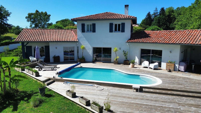 Maison - 220 m² - 7 pièces