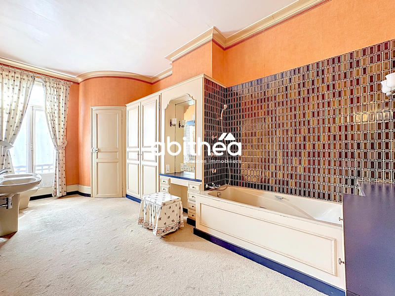 Maison - 328 m² - 10 pièces