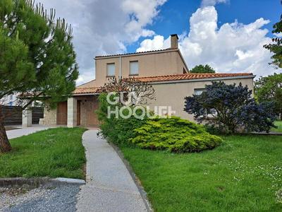 Maison - 240 m² - 7 pièces