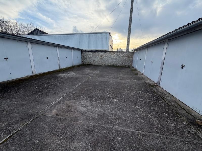 Parking / Garage - 285 m²