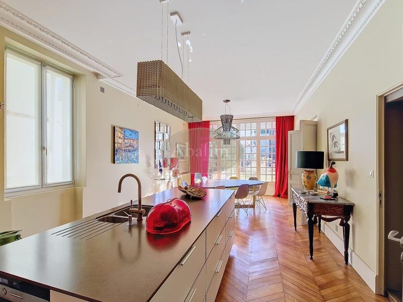 Château - 460 m² - 12 pièces