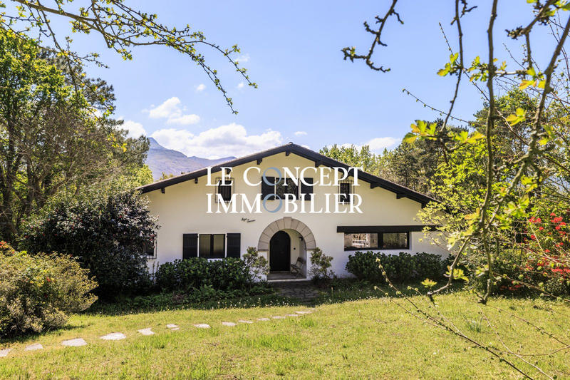 Villa - 270 m² - 9 pièces