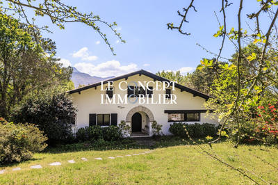 Villa - 270 m² - 9 pièces