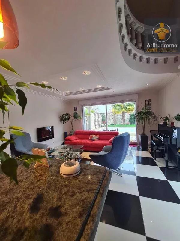 Maison - 230 m² - 7 pièces