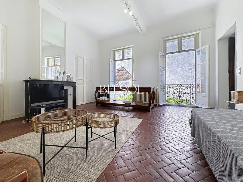 Maison - 300 m² - 8 pièces