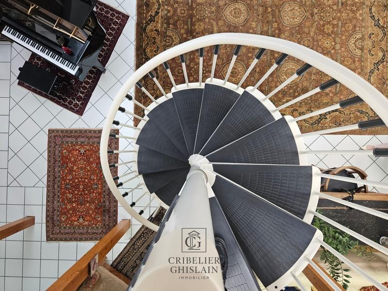 Maison - 248 m² - 9 pièces