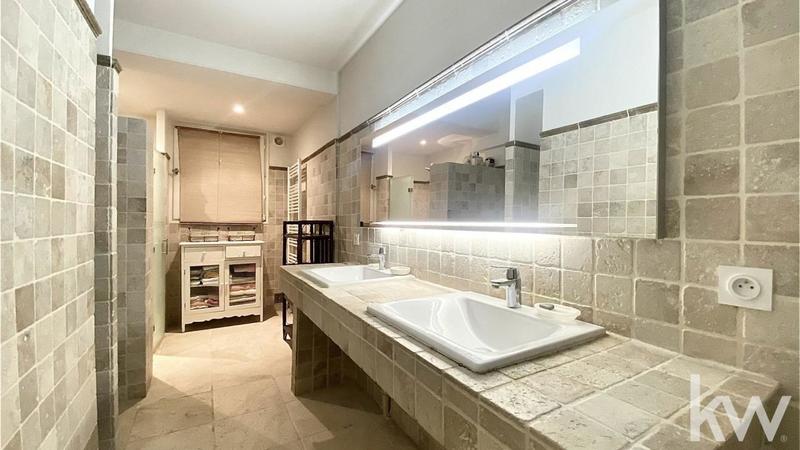 Propriété - 260 m² - 7 pièces