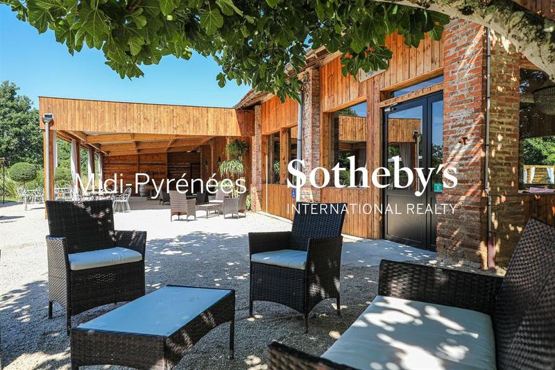 Maison - 1 000 m² - 20 pièces