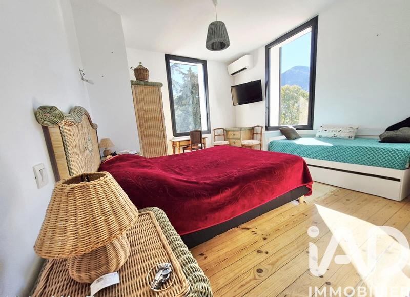 Maison - 220 m² - 5 pièces