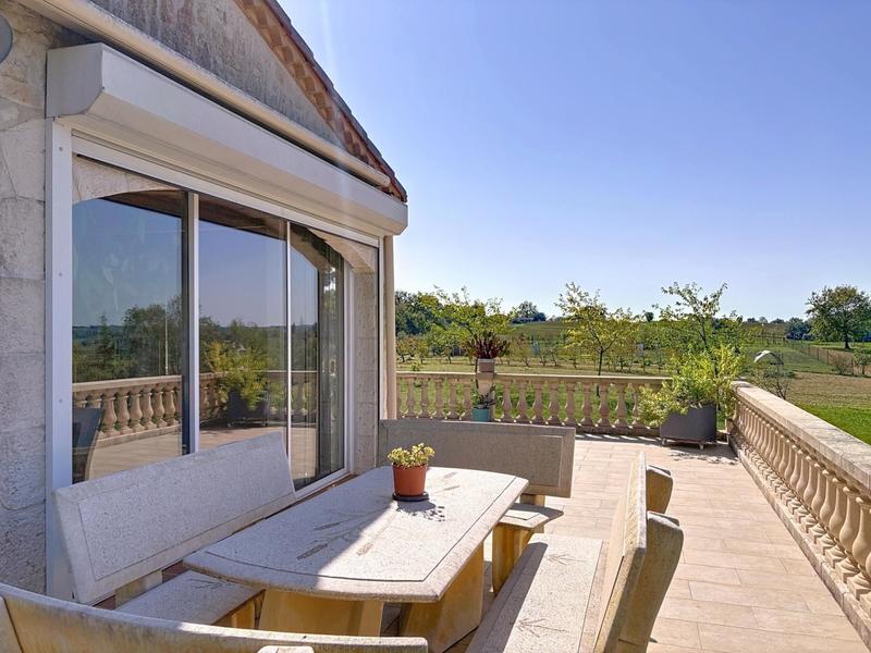 Maison - 280 m² - 10 pièces