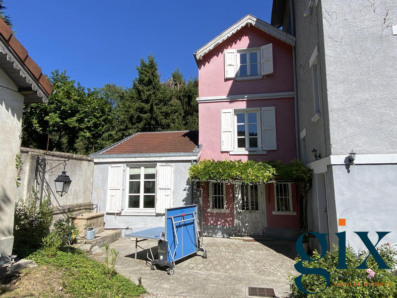 Maison - 266 m² - 8 pièces