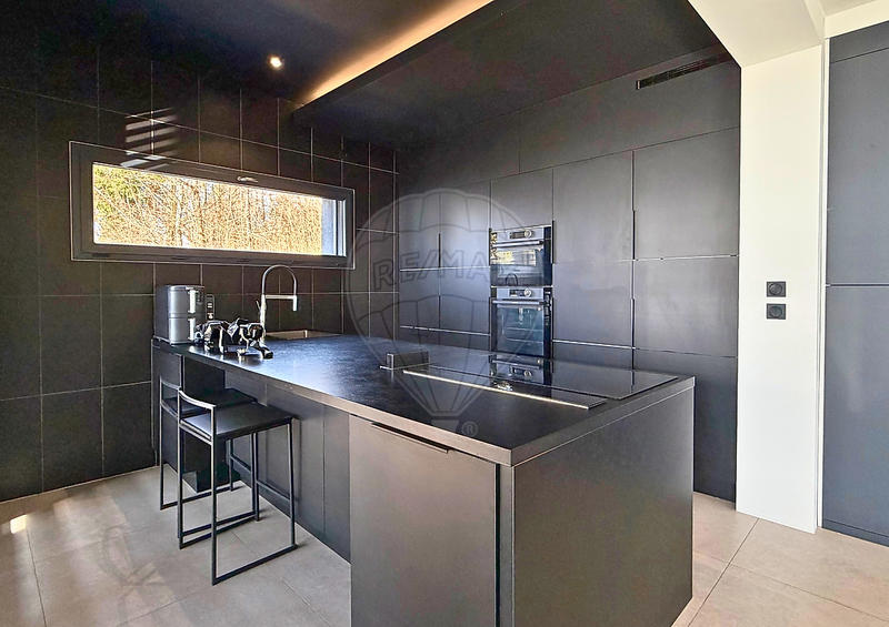 Villa - 232 m² - 6 pièces