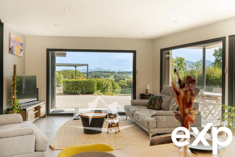 Villa - 243 m² - 9 pièces