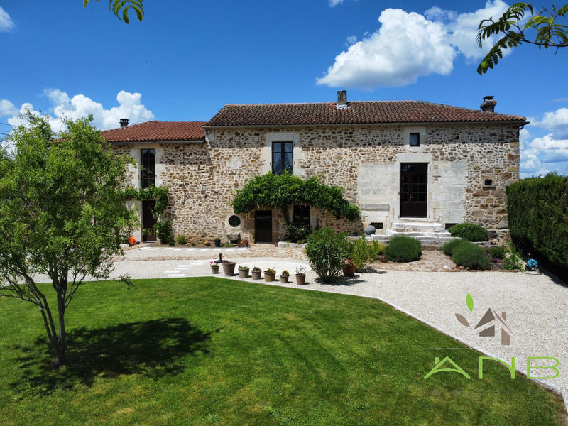 Maison - 305 m² - 8 pièces