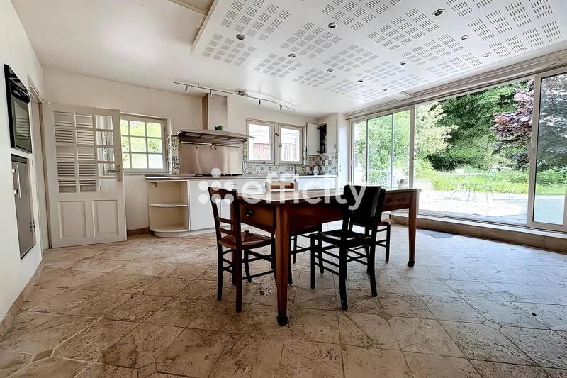 Maison - 240 m² - 9 pièces