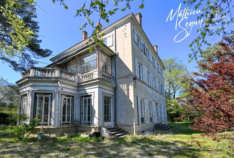 Propriété - 498 m² - 18 pièces