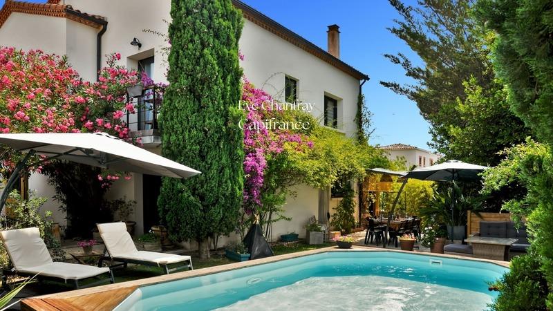 Maison - 215 m² - 10 pièces