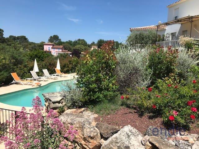 Maison - 239 m² - 10 pièces