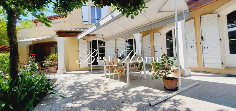 Maison - 230 m² - 8 pièces