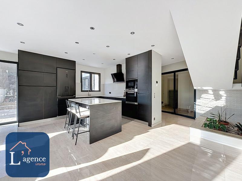 Maison - 202 m² - 8 pièces