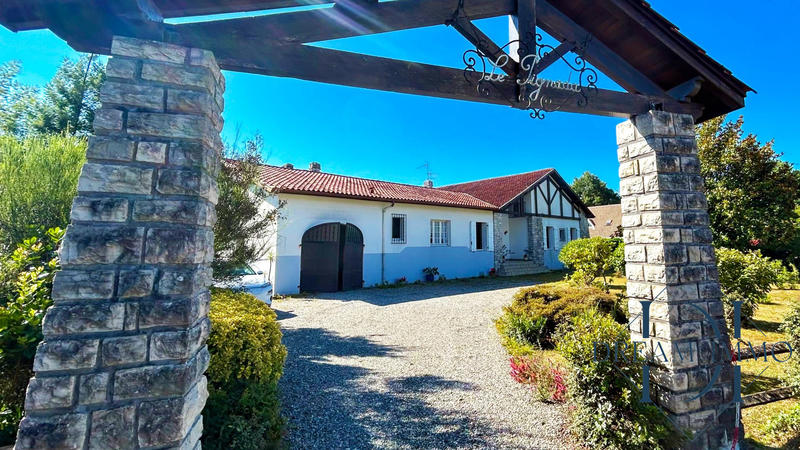 Maison traditionnelle - 212 m² - 6 pièces