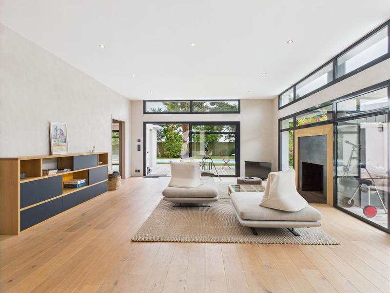 Maison - 251 m² - 8 pièces