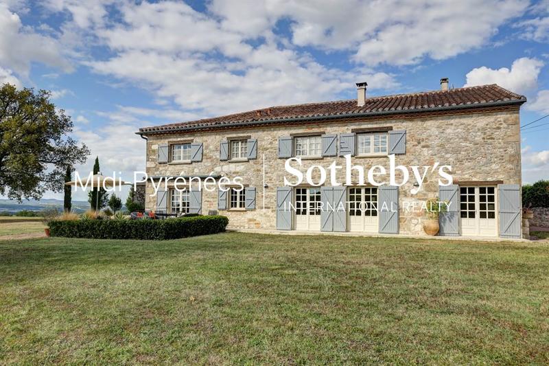 Maison - 288 m² - 12 pièces