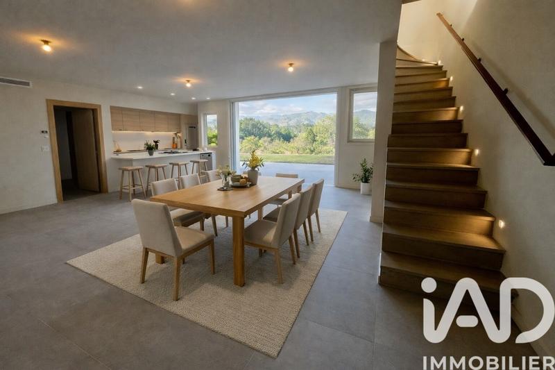 Maison - 220 m² - 8 pièces