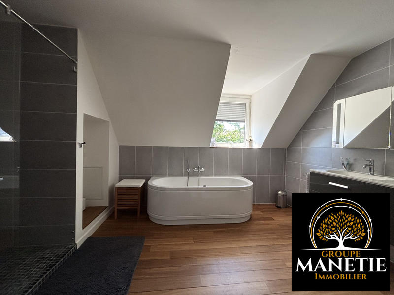 Maison - 210 m² - 7 pièces