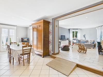 Maison - 161 m² - 8 pièces