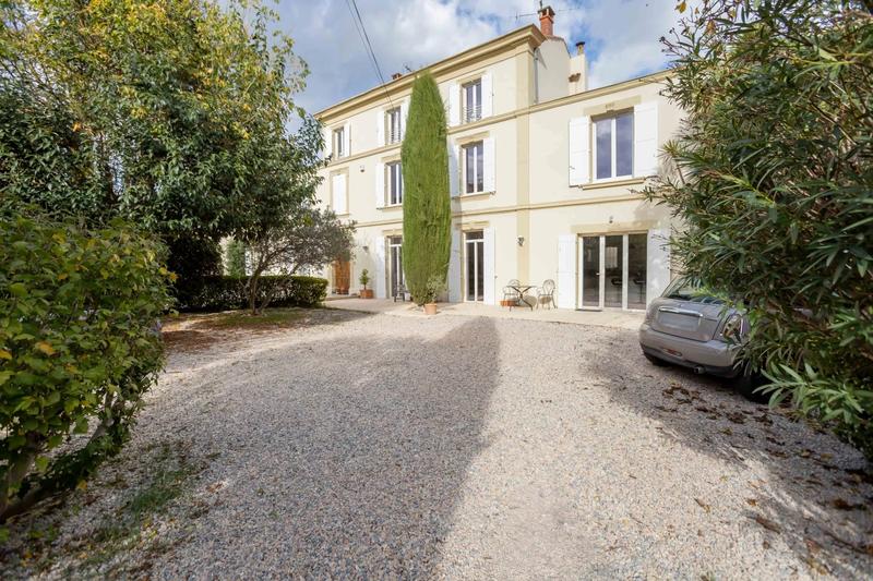 Propriété - 307 m² - 9 pièces