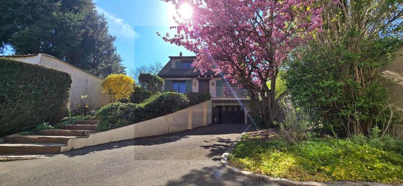 Propriété - 250 m² - 6 pièces