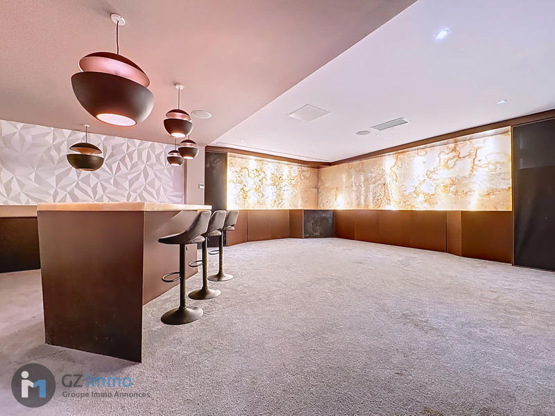 Maison - 942 m² - 9 pièces