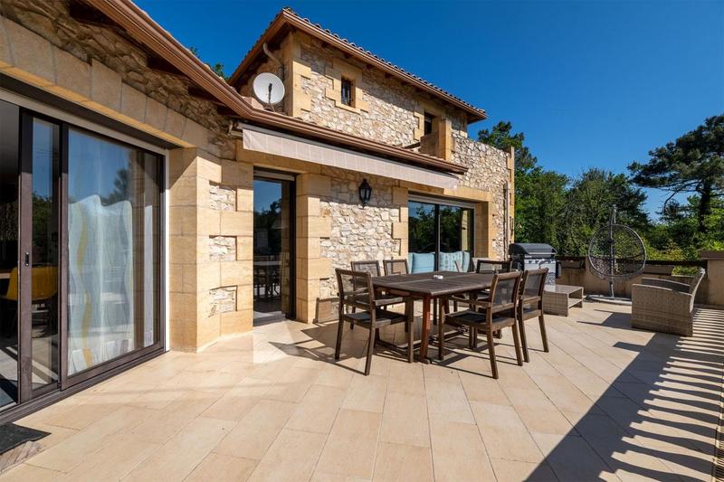 Maison - 340 m² - 11 pièces