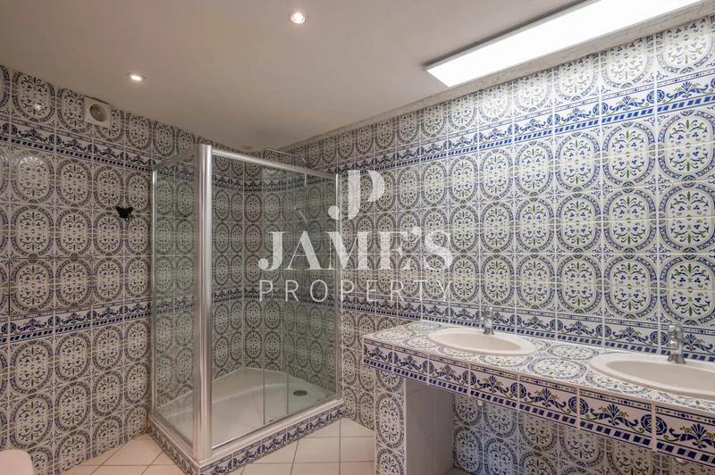 Maison - 295 m² - 7 pièces