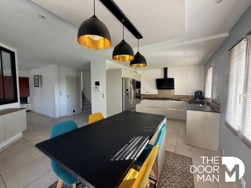 Maison - 249 m² - 7 pièces