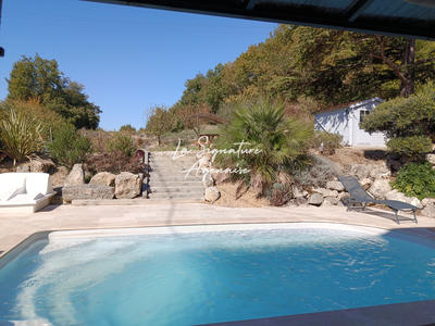 Maison - 240 m² - 8 pièces