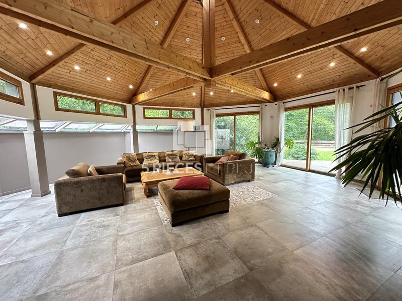 Maison - 250 m² - 10 pièces