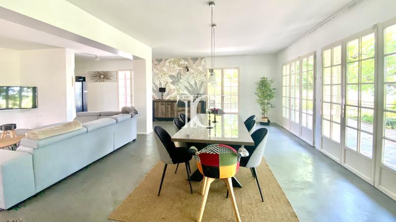 Maison - 264 m² - 8 pièces