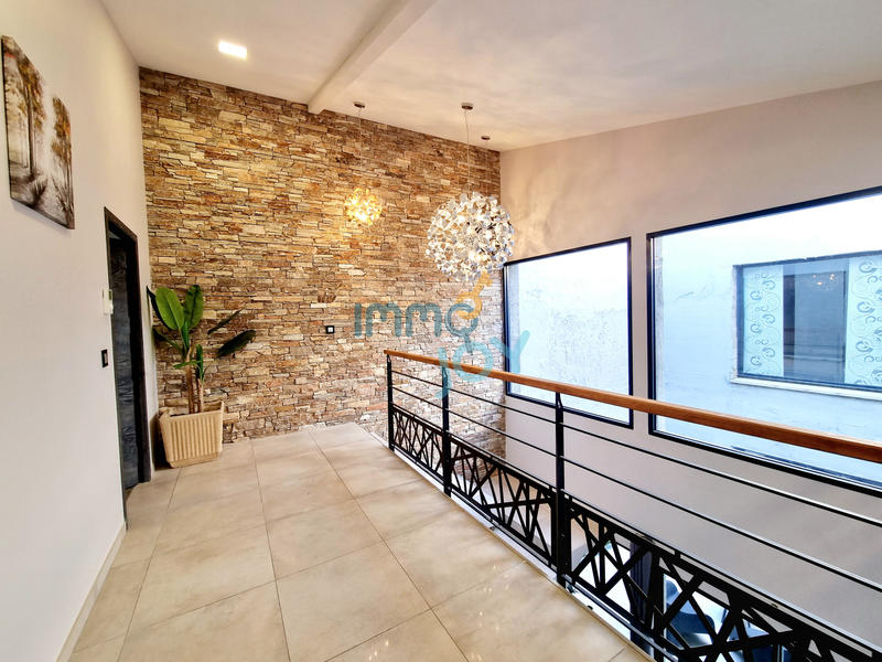 Maison - 257 m² - 10 pièces