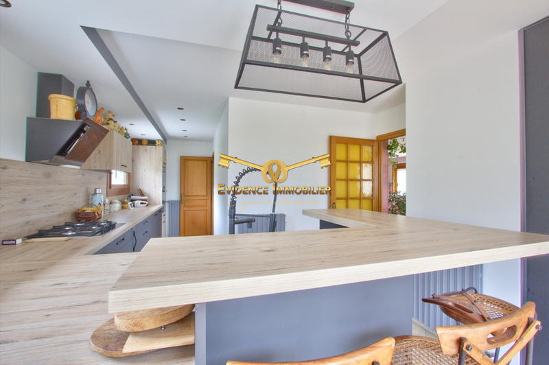 Maison - 215 m² - 7 pièces