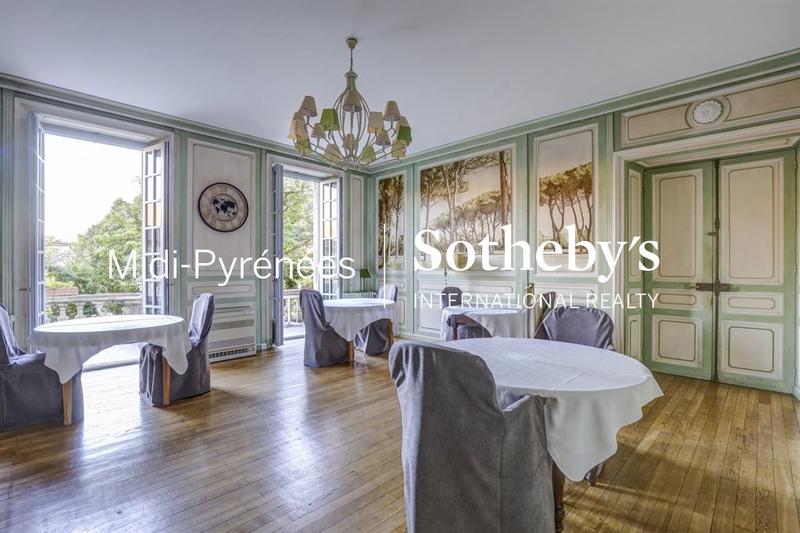 Maison - 620 m² - 15 pièces