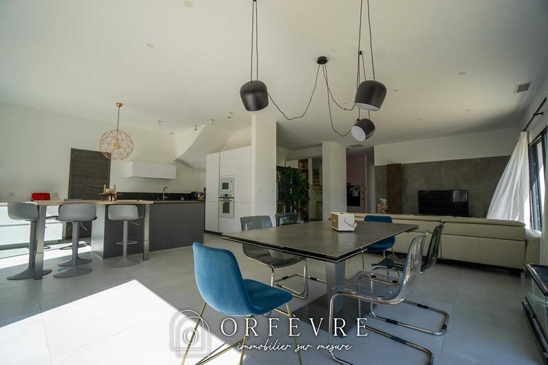 Maison - 200 m² - 8 pièces