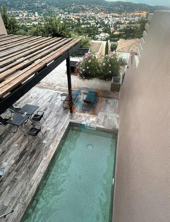 Maison - 255 m² - 7 pièces