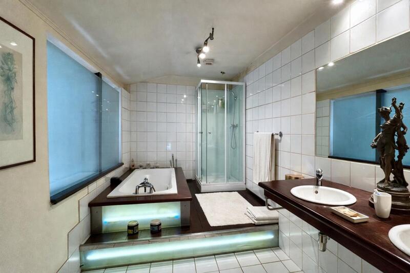 Propriété - 254 m² - 6 pièces