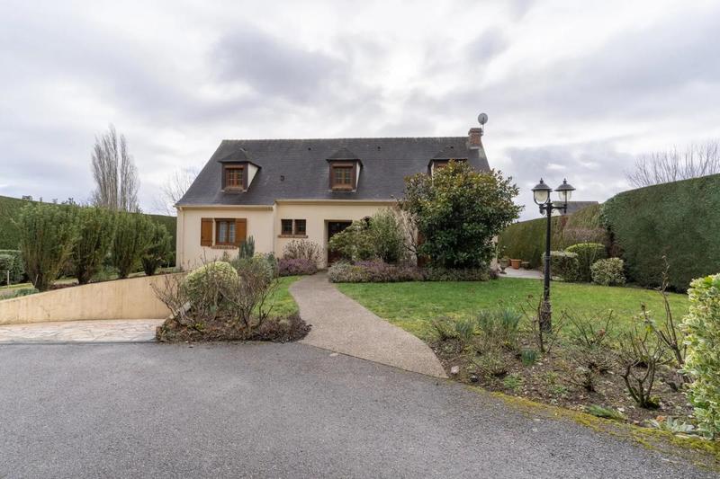 Maison - 220 m² - 8 pièces